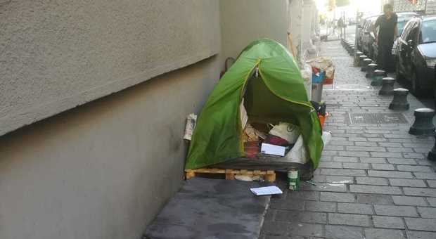 Napoli, sgomberato bivacco abusivo in viale Gramsci: il clochard accompagnato dai servizi sociali