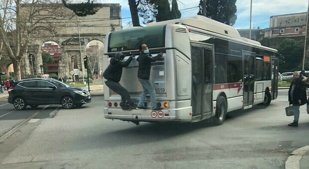 Roma, due passeggeri viaggiano "appesi" all'autobus pieno: le foto diventate virali