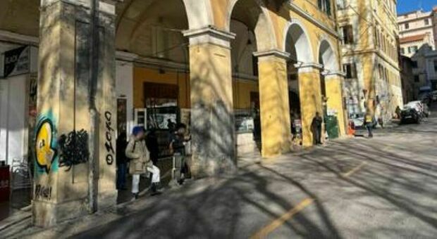 Scritte e guano, portici-vergogna: il patto con i privati è in stand-by. Piazza Cavour, ora basta annunci