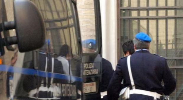 Roma, usavano l'auto di servizio per andare in vacanza: tre agenti penitenziari finiscono a processo