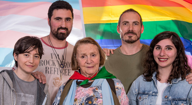 Roma, torna a sfilare il Gay Pride: «Liberiamo il Paese dall'odio»