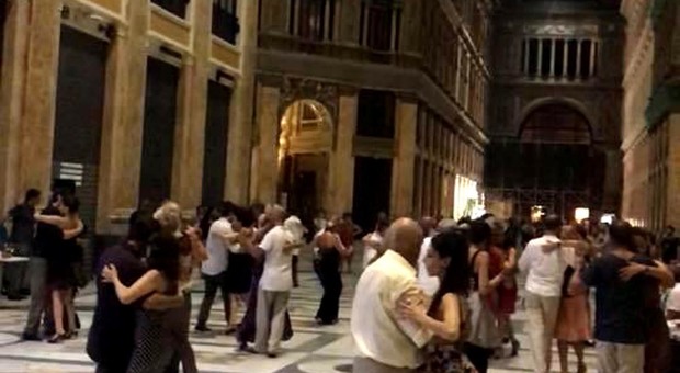 Napoli, nella Galleria regno delle babygang i vigili multano le coppie del tango