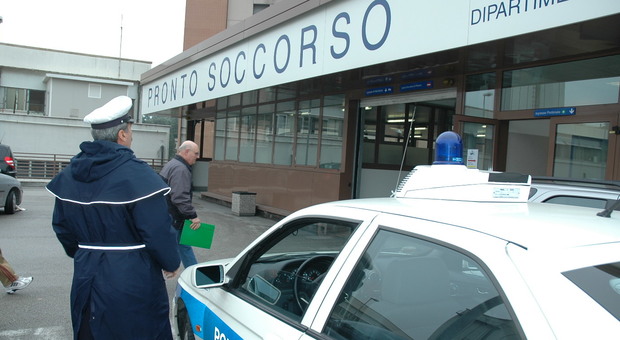 Ancona, danneggia le auto con una stampella e manda tre vigili urbani all’ospedale