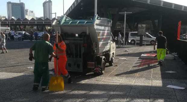Napoli, blitz dei vigili a piazza Garibaldi: rimossi rifiuti e masserizie abbandonate
