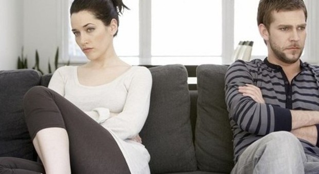 I matrimoni infelici fanno male al cuore, lo studio: "Sono più a rischio le donne"