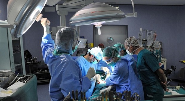 Roma, muore a 50 anni dopo un'operazione per ernia: lesionata un'arteria, due medici a processo