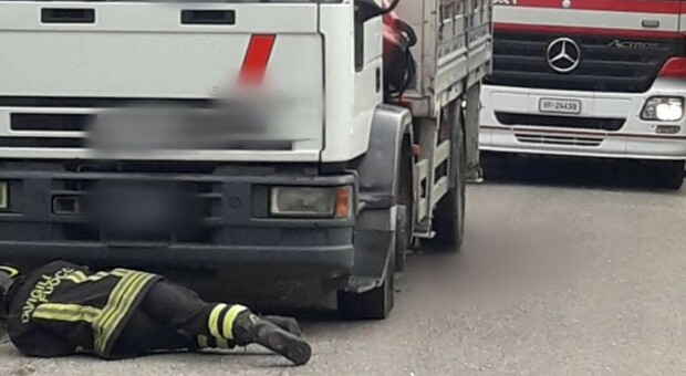 Incidente, scontro tra camion e scooter: gravissimi due ragazzi