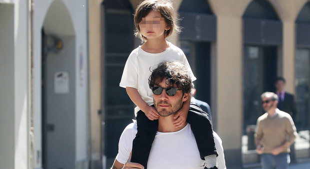 Stefano De Martino con il figlio Santiago a Milano