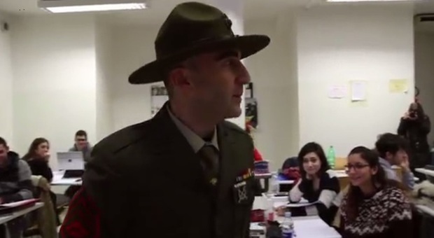 Il terribile sergente Hartman si presenta nelle aule studio