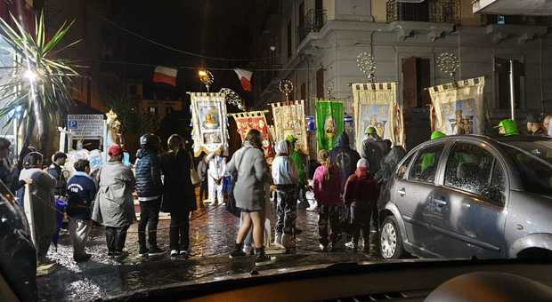 «Processioni abusive dei “fujenti” mandano in tilt le strade di Napoli»