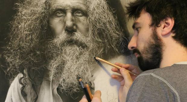 Emanuele Dascanio mentre disegna una sua opera