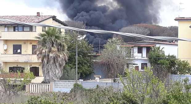 Incendio all'ex campo rom di Giugliano, in fiamme rifiuti e aria irrespirabile