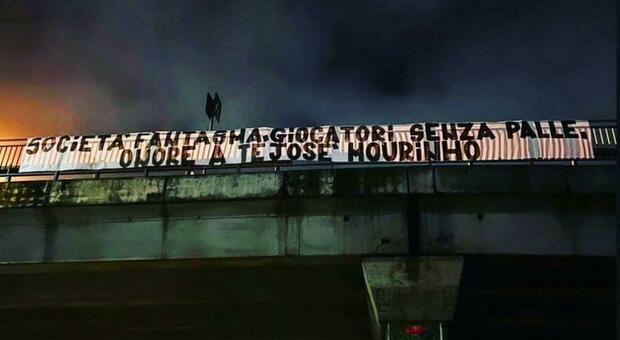 Roma, striscione contro Friedkin a Boccea: «Società fantasma. Onore a te José Mourinho»