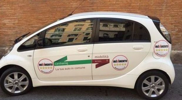 "Il marchio del Movimento 5 stelle sulle auto del car sharing a Roma". Denuncia su Twitter
