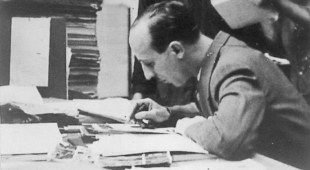 Valentino Bompiani rilegge le bozze dell'Almanacco 1930 presso la tipografia di Amilcare Pizzi