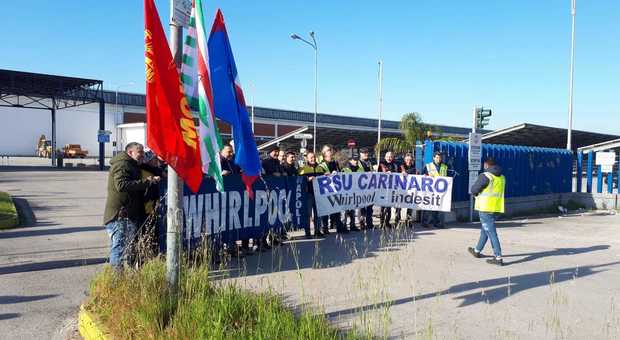 Whirlpool, esplode la rabbia: sit-in degli operai di Napoli e Carinaro