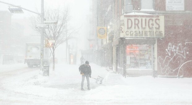 New York paralizzata dalla bufera di neve: voli cancellati, slittano i vaccini anti Covid