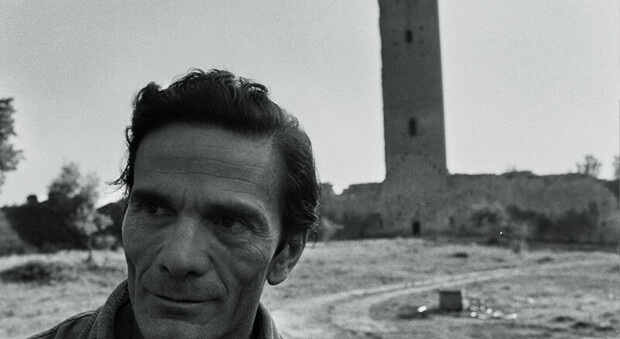 Pier Paolo Pasolini, sullo sfondo la Torre di Chia