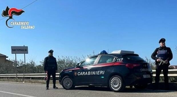 Minaccia e aggredisce i carabinieri