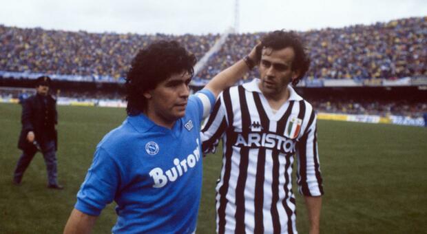 Maradona e Platini in una sfida scudetto allo stadio San Paolo