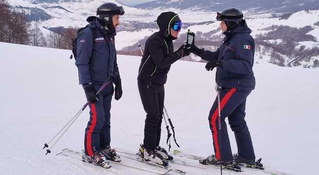 Droga e alcol sulle piste da sci fanno aumentare gli incidenti: controlli dei carabinieri