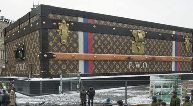 Piazza Rossa, sfrattato il megabaule di Vuitton lungo 34 metri. Putin dà l'ordine