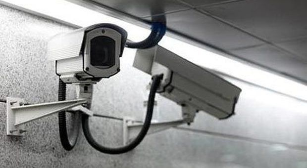 Raffica di furti in negozi ieri mattina: ladri ripresi delle telecamere