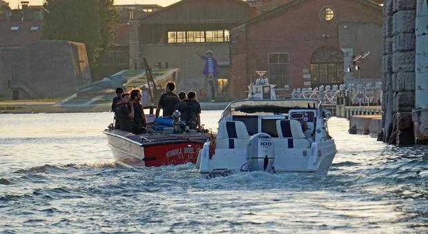 Venezia, barca contro una briccola in laguna: morta ragazzina di dodici anni, il padre è sotto choc