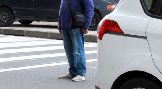 Napoli, aggredito da parcheggiatori abusivi che gli avevano «venduto» un posto auto