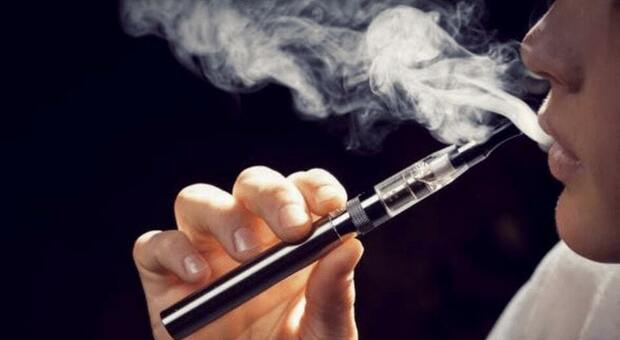 Sigarette elettroniche da vietare in casa? I medici: «Effetti nocivi sulla salute dal fumo passivo»