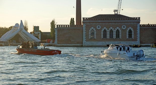 Choc a Venezia, barchino urta un paletto: muore 12enne, sotto choc il padre che ha tentato di salvarla