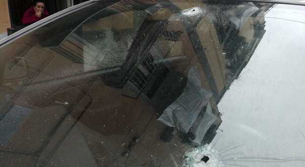Napoli: stesa nei vicoli, colpita auto in sosta ai Quartieri spagnoli