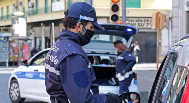 Napoli, motorini e auto abbandonati sequestrati dalla polizia municipale