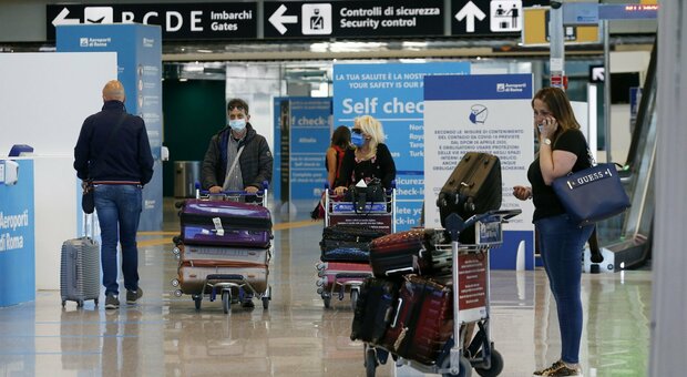 Voli low cost addio, aumentano i prezzi per i viaggi in aereo ma le prenotazioni non calano: «Nessuno rinuncia alle vacanze»