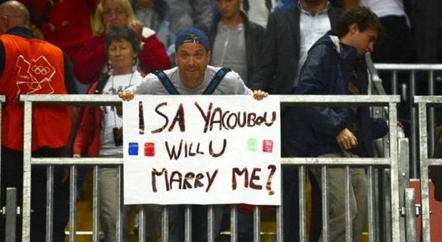 «Isabelle, mi vuoi sposare?»: la proposta di nozze arriva dalla tribuna