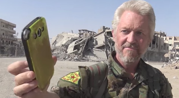 Siria, l'attore di Manchester che combatte l'Isis: «Canto Ariana Grande a Raqqa»