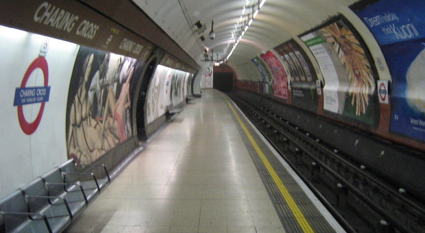 Coronavirus, a Londra chiuse decine di stazioni della metro. Ma pub e ristoranti restano aperti
