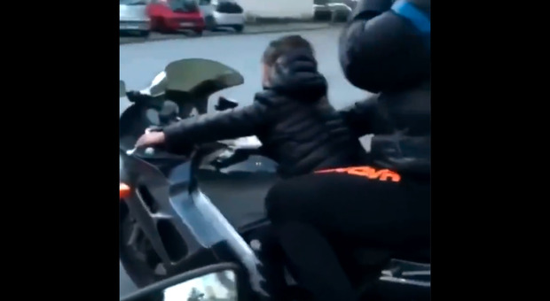 Bambino di 8 anni guida la moto: il video è virale, qualcuno gli fa i complimenti. E arriva la multa