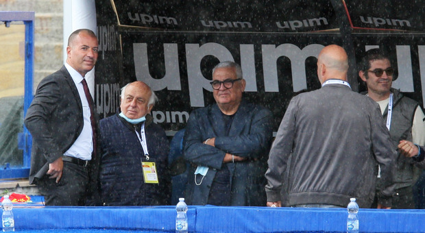 Pantaleo Corvino con i dirigenti del Lecce
