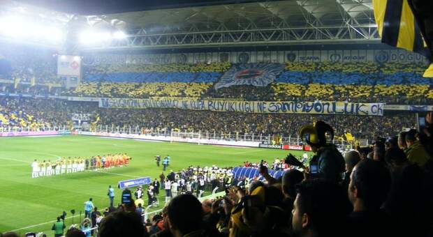 Fenerbahce vs Dinamo Kiev: i tifosi cantano cori pro Putin