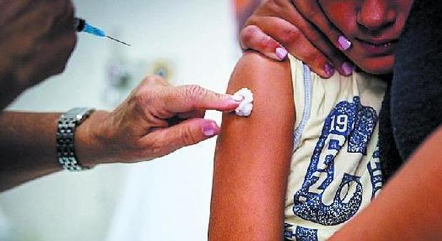 Vaccini a scuola, passa la svolta: addio all'autocertificazione dei genitori