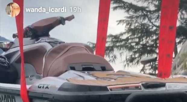 Wanda Nara si ribalta sul lago di Como con la moto d'acqua
