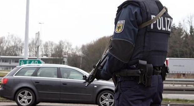 Germania, tenta di investire passanti con auto a noleggio a Berlino: marocchino in fuga