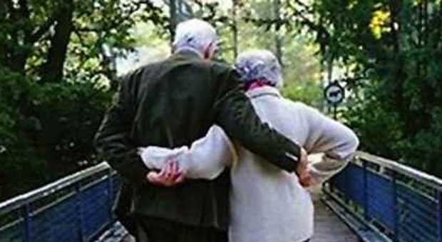 Sposa segreta, lui ha 86 anni, lei 53. La sorella dello sposino: "Addio case e risparmi". Lui: ci stiamo godendo la vita
