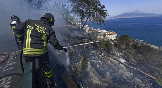 Napoli, anziano disabile muore prigioniero nella casa in fiamme a Posillipo: l'incendio innescato dalla pipa