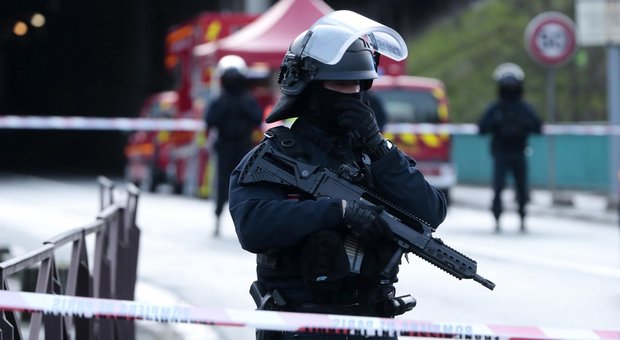 Parigi, accoltella passanti a caso: uno muore. Urlava «Allah Akbar», ucciso dalla polizia