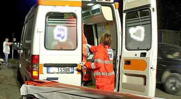 Viterbo, la Regione non paga: colletta per mettere la benzina sull'ambulanza