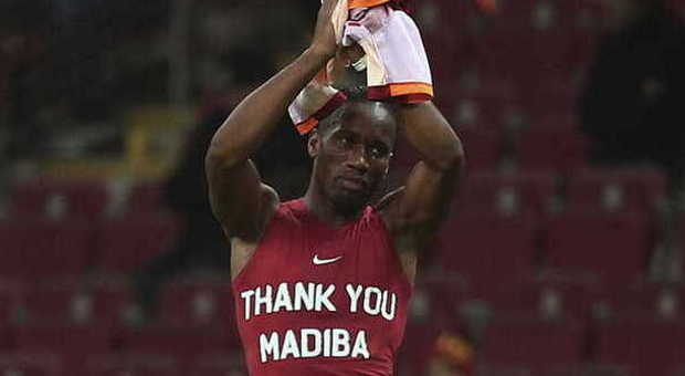 Galatasaray, esibita maglia per Mandela Drogba ed Ebouè a rischio sanzione