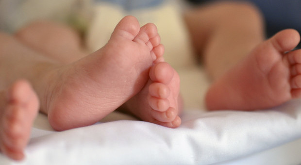 Neonata muore mezz'ora dopo il parto: incubo per una mamma ventenne