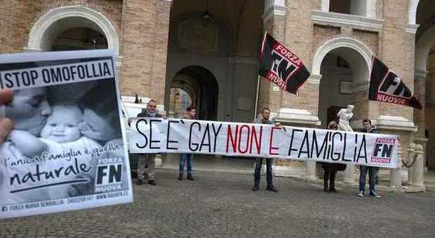 Matrimoni gay, il blitz di Forza Nuova davanti al Comune di Senigallia